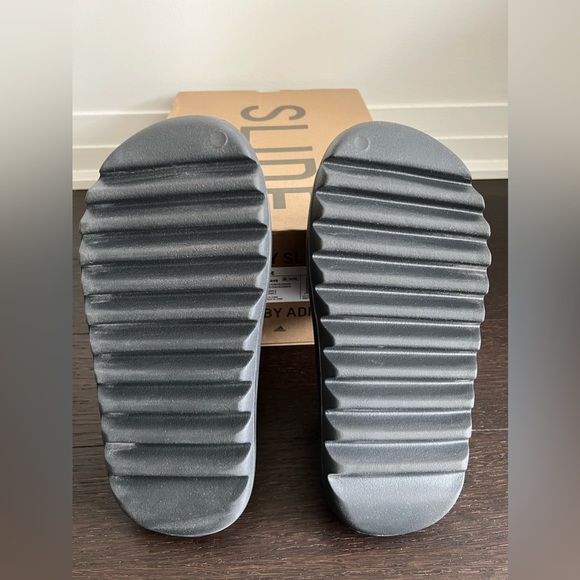 Yeezy Slides - Onyx - Size 7 Men’s / 9 Woman’s. - Picture 6 of 6